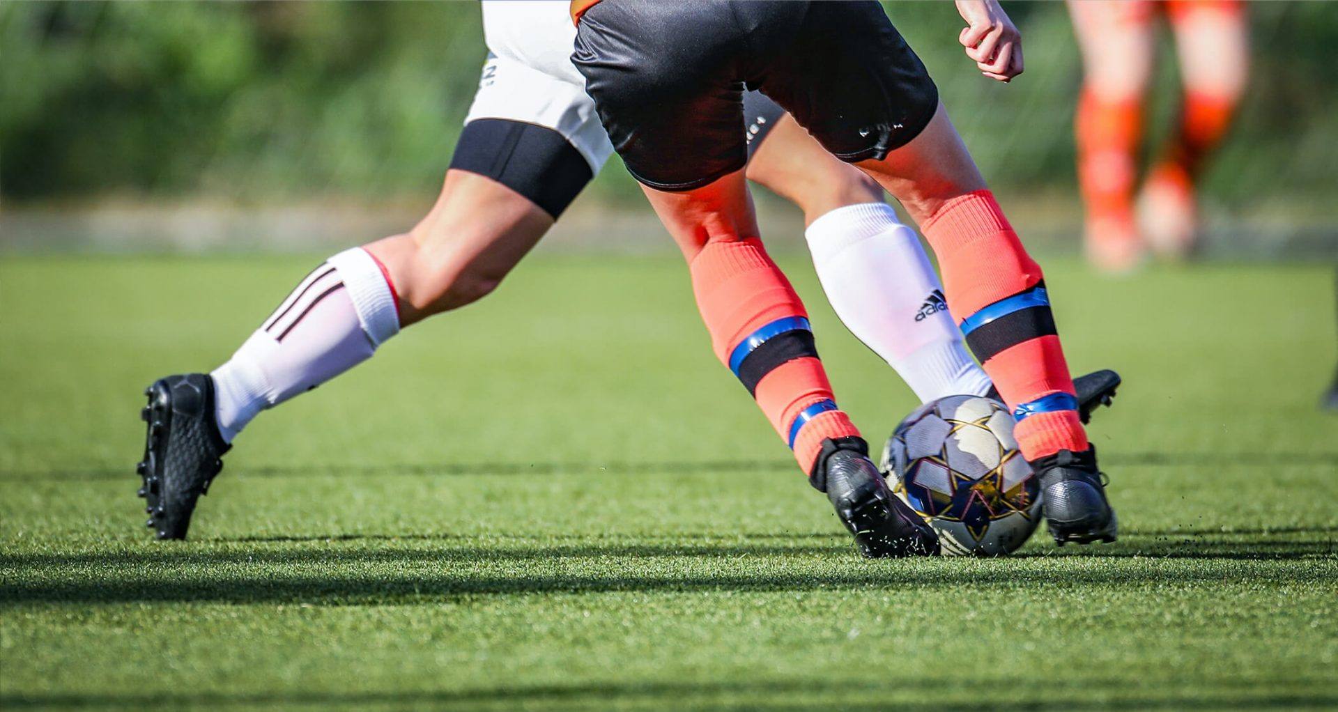 Joueurs de football sur la pelouse